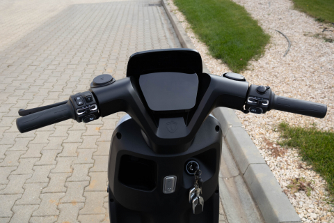 Scuter electric GREE08, 72V, 20Ah,Motor: 1200W, Roți: 3 x 10” - tubeless, Dimensiuni: 1710 x 730 x 1155, Viteză maximă: 25 km/h [5]