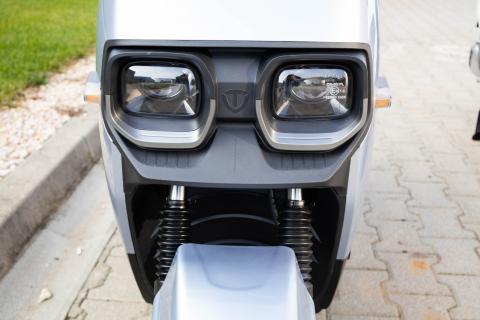 Scuter electric GREE08, 72V, 20Ah,Motor: 1200W, Roți: 3 x 10” - tubeless, Dimensiuni: 1710 x 730 x 1155, Viteză maximă: 25 km/h [3]