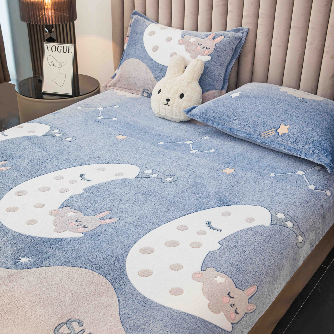 Husa de Pat Cocolino cu Elastic si 2 Fete de Perna 50x70cm,180x200cm,Albastra cu Luna si Stele -D170 [2]