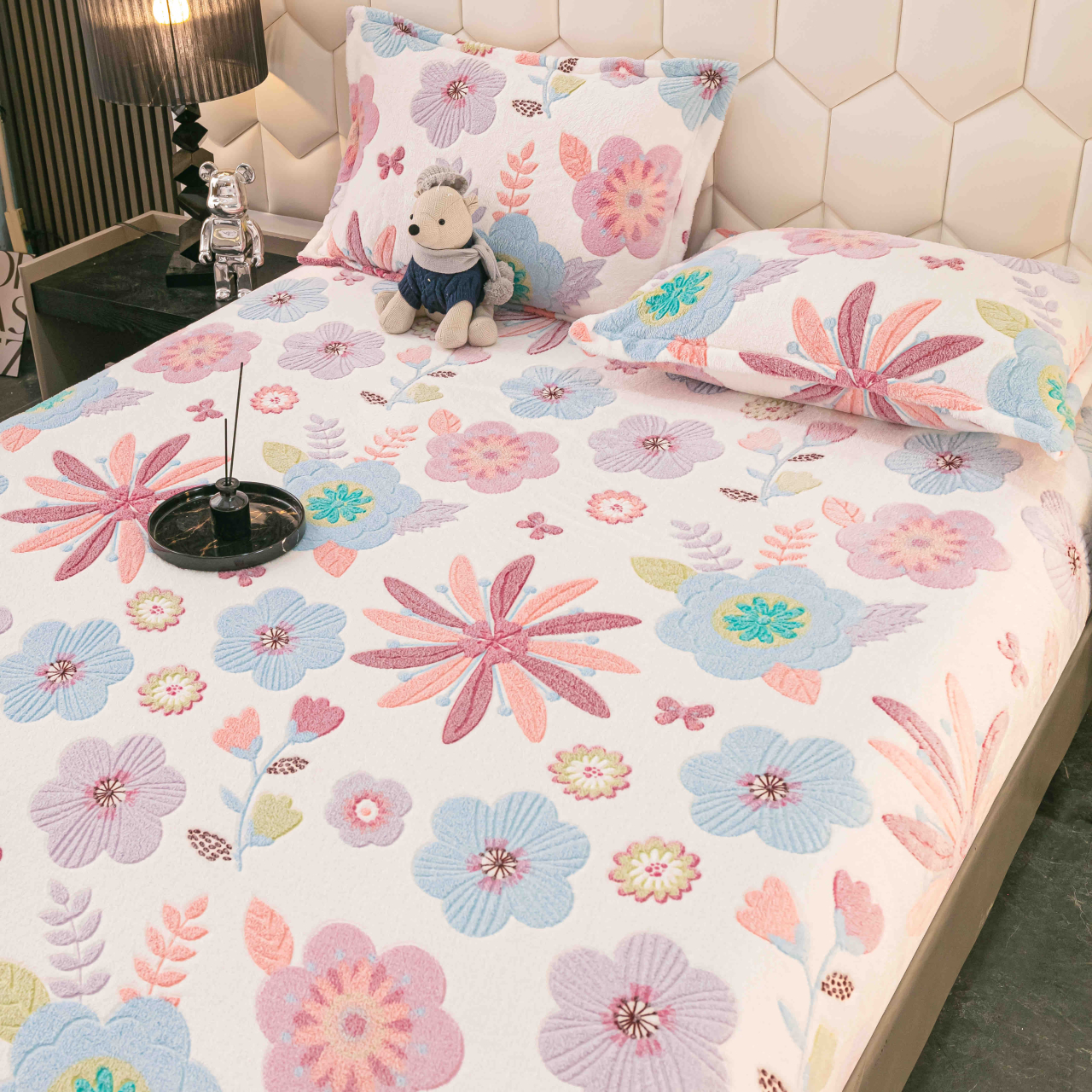 Husa de Pat Cocolino cu Elastic si 2 Fete de Perna 50x70cm,180x200cm,Alba cu Flori-D157 [2]