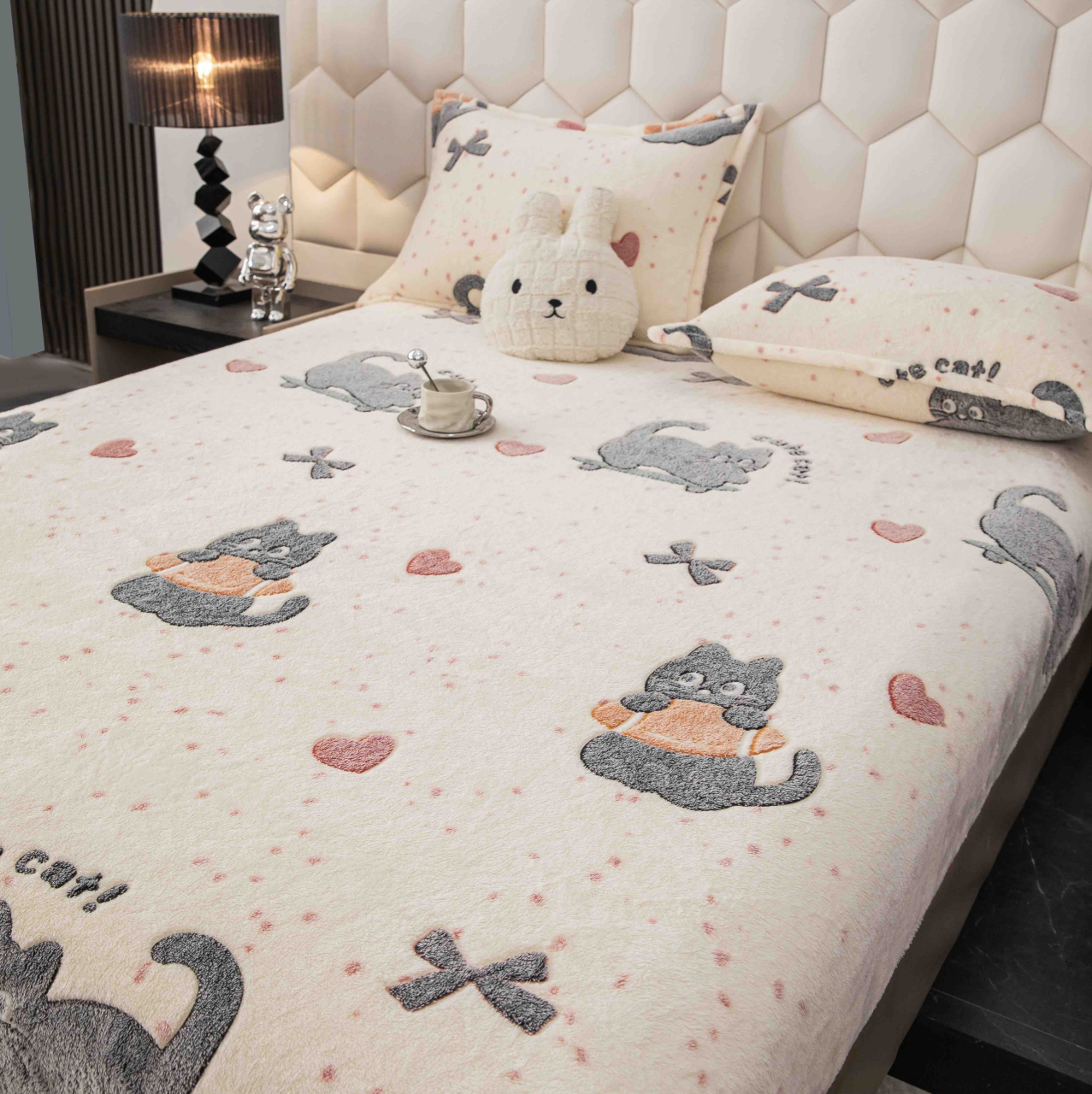 Husa de Pat Cocolino cu Elastic si 2 Fete de Perna 50x70cm,180x200cm,Crem cu Pisicute-D161 [2]