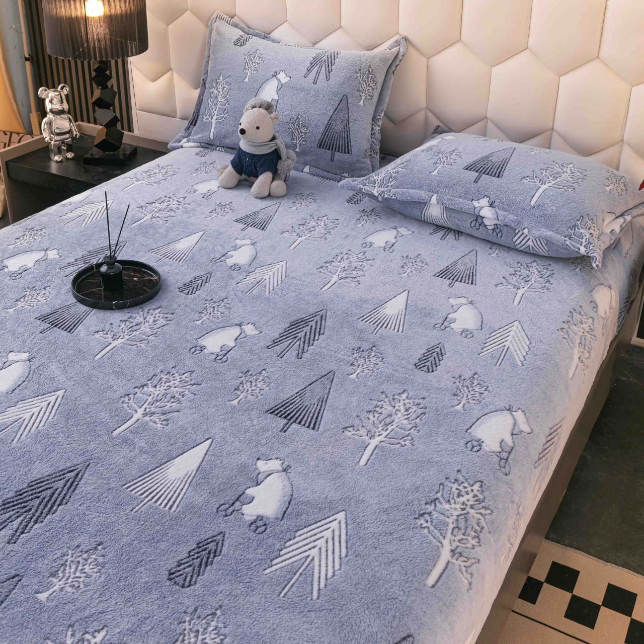 Husa de Pat Cocolino cu Elastic si 2 Fete de Perna 50x70cm,180x200cm,Gri cu Brazi si Ursi-D154 [2]