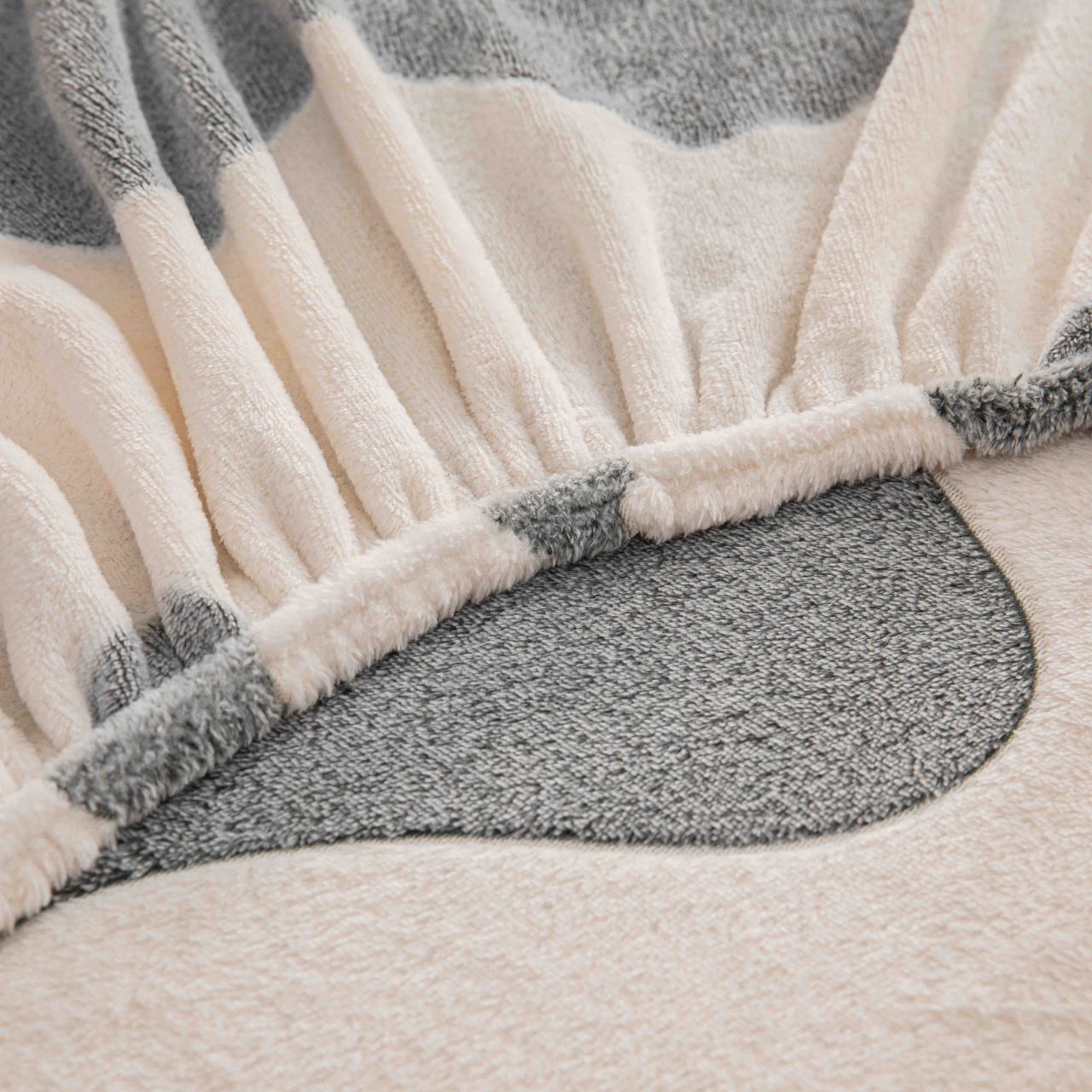 Husa de Pat Cocolino cu Elastic si 2 Fete de Perna 50x70cm,180x200cm,Alba/Gri cu Dungi-D165 [3]