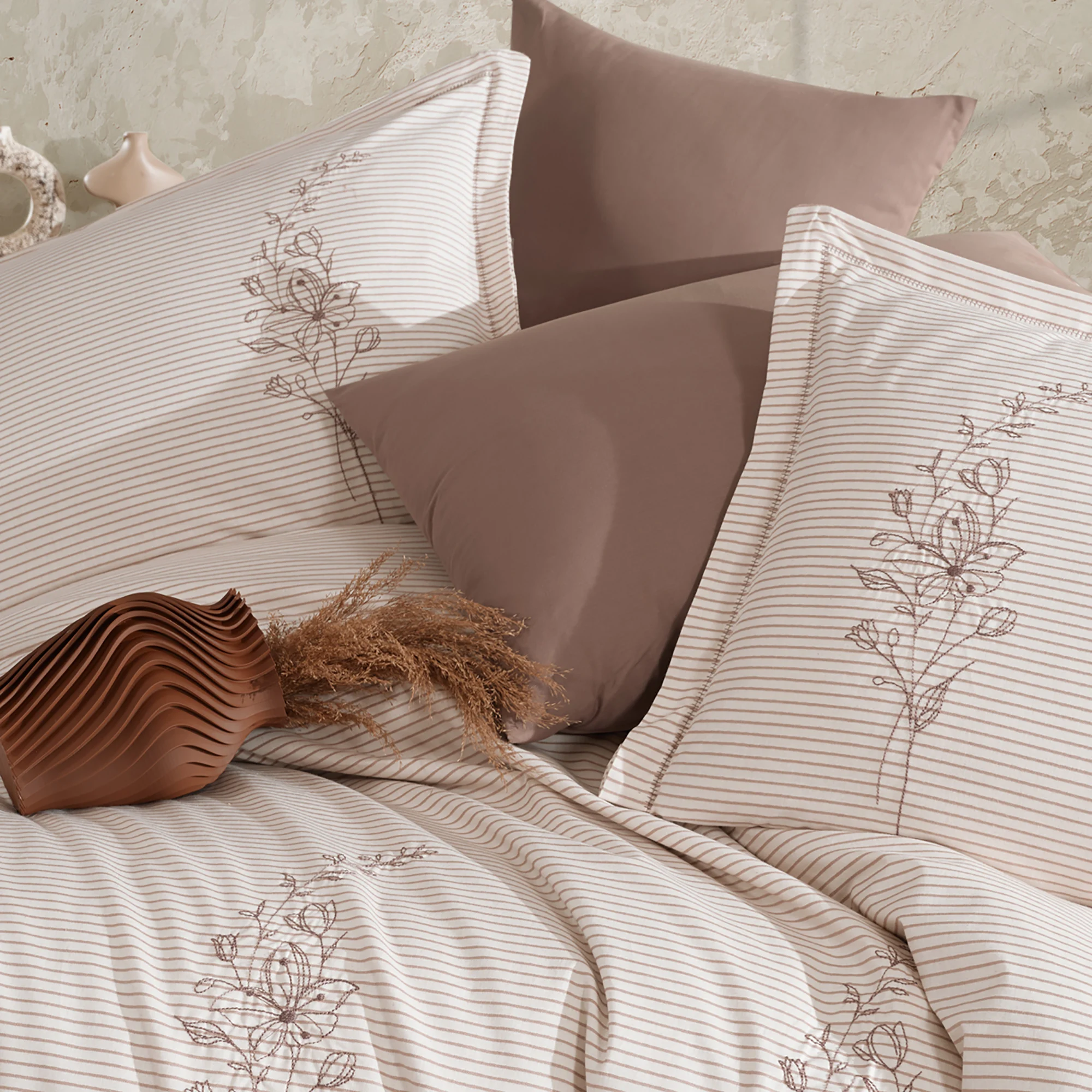 Lenjerie pat dublu,bumbac ranforce,4 piese,crem/maro cu flori,Eterna-A1529 [2]