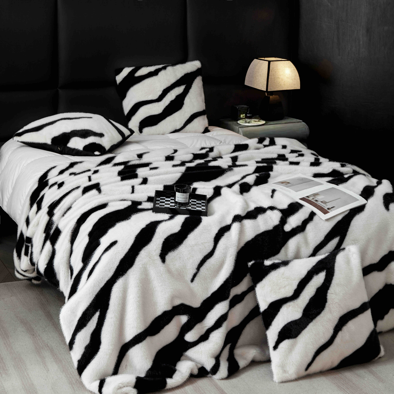 Patura de lux cu fermoar din blana artificala de nurca 200x230cm+2 fete de perna 50x50cm,alba cu negru-F053 [9]