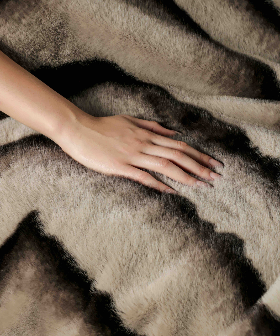 Patura de lux cu fermoar din blana artificala de nurca 200x230cm+2 fete de perna 50x50cm,maro cu negru-F054 [8]