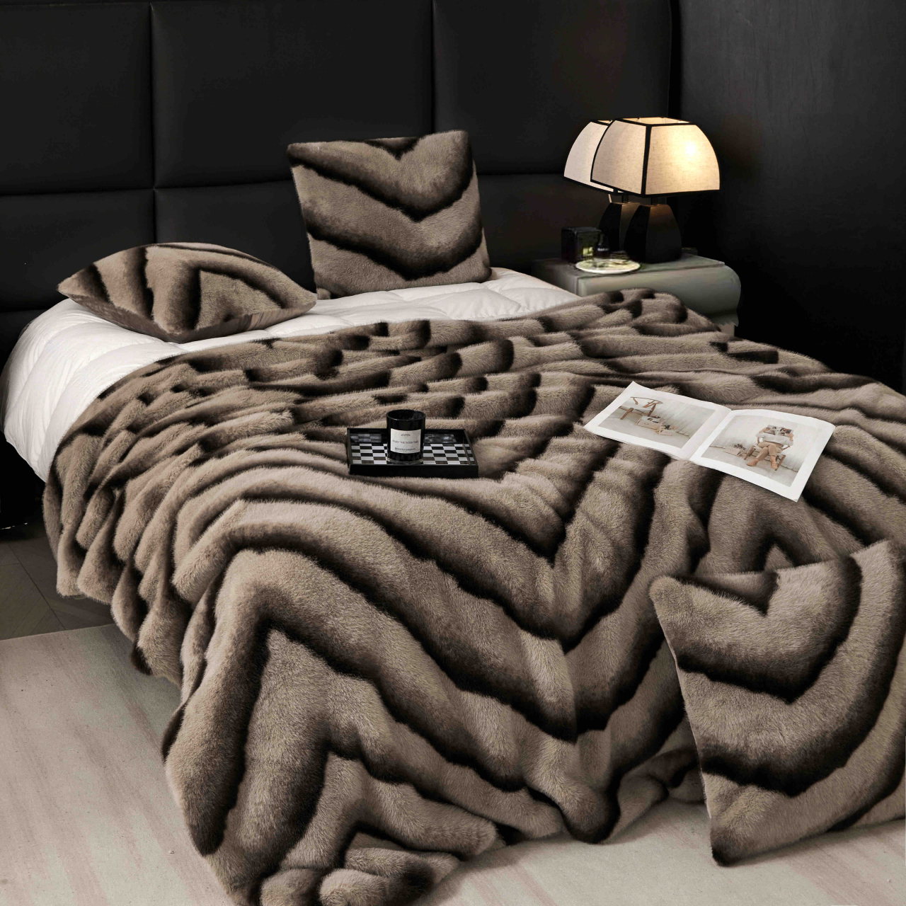 Patura de lux cu fermoar din blana artificala de nurca 200x230cm+2 fete de perna 50x50cm,maro cu negru-F054 [9]
