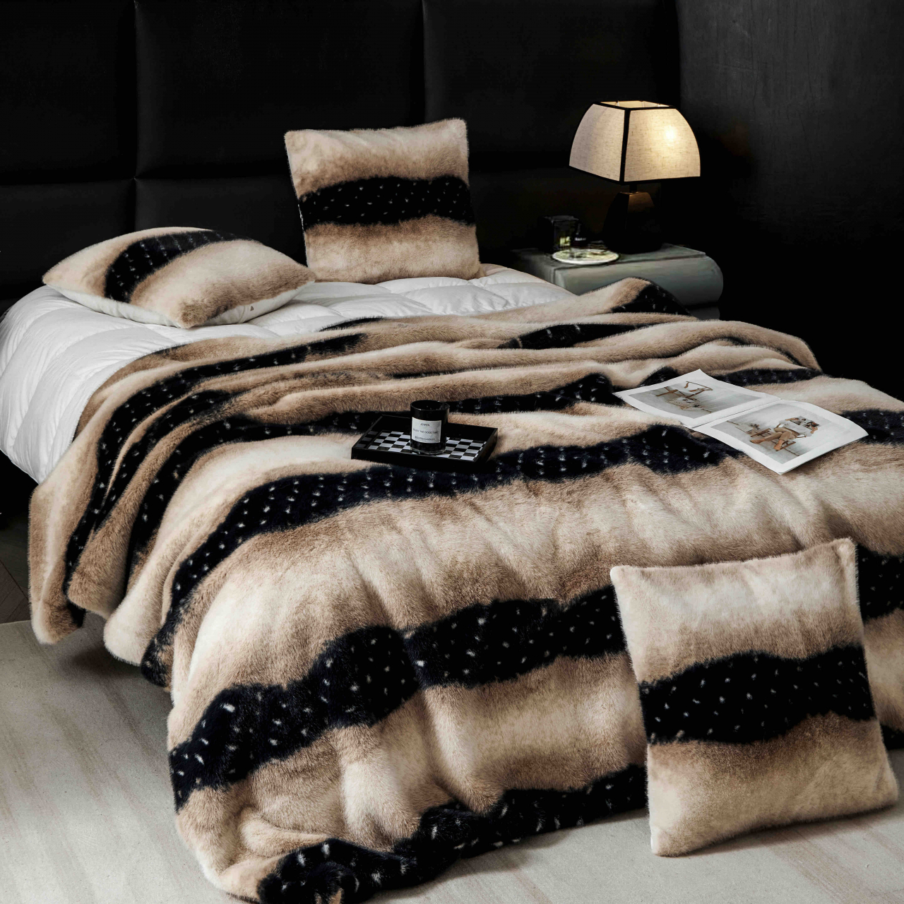 Patura de lux cu fermoar din blana artificala de nurca 200x230cm+2 fete de perna 50x50cm,bej cu negru-F055 [9]