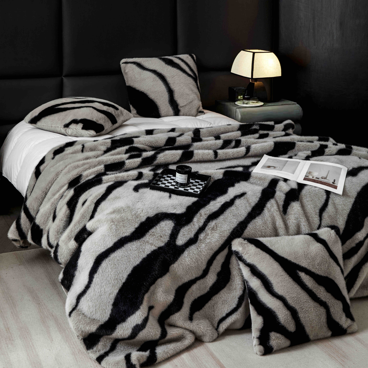 Patura de lux cu fermoar din blana artificala de nurca 200x230cm+2 fete de perna 50x50cm,gri cu negru-F056 [9]