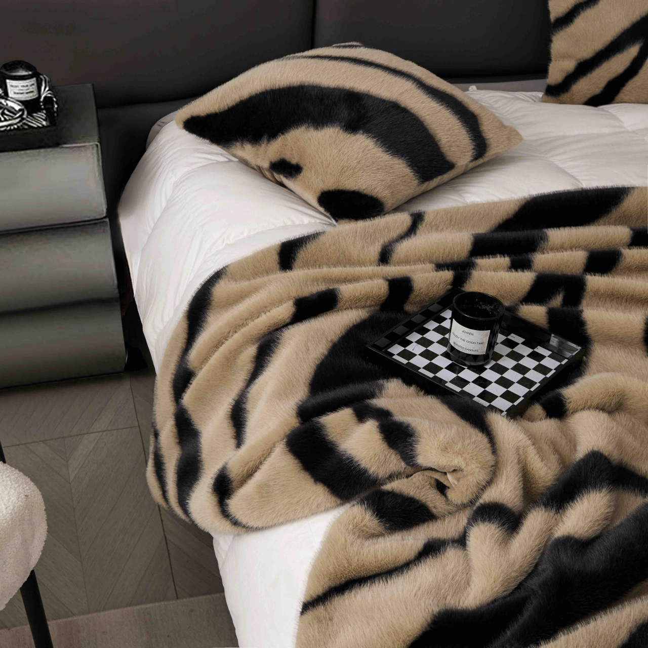 Patura de lux cu fermoar din blana artificala de nurca 200x230cm+2 fete de perna 50x50cm,bej cu negru, imprimeu cu leopard-F058 [7]