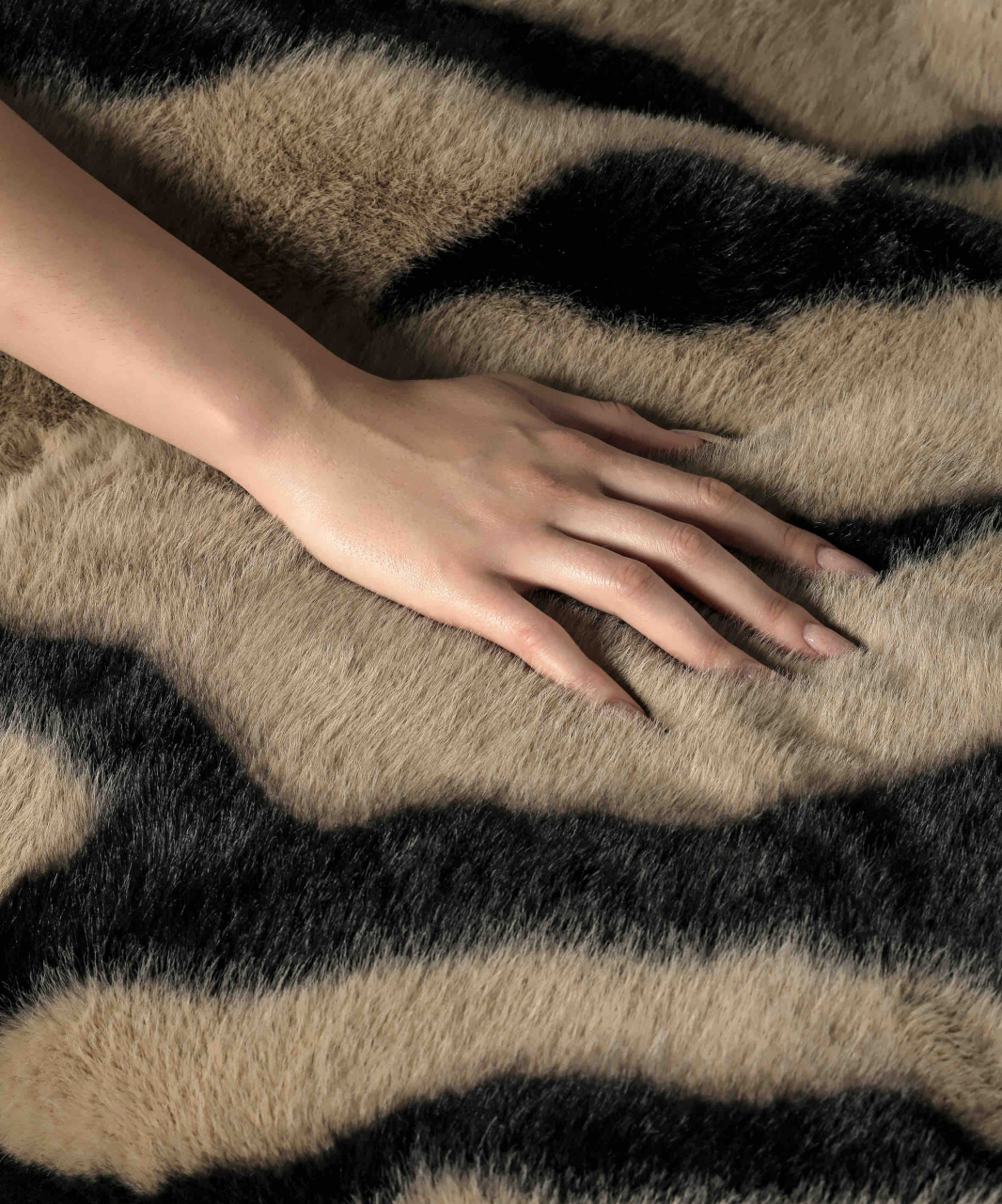 Patura de lux cu fermoar din blana artificala de nurca 200x230cm+2 fete de perna 50x50cm,bej cu negru, imprimeu cu leopard-F058 [8]