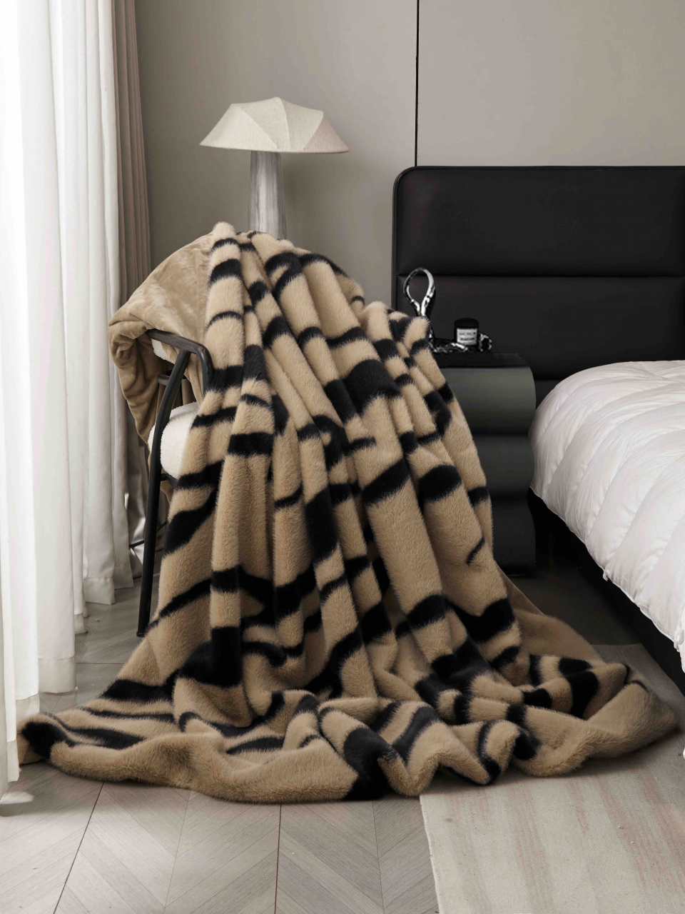 Patura de lux cu fermoar din blana artificala de nurca 200x230cm+2 fete de perna 50x50cm,bej cu negru, imprimeu cu leopard-F058 [3]