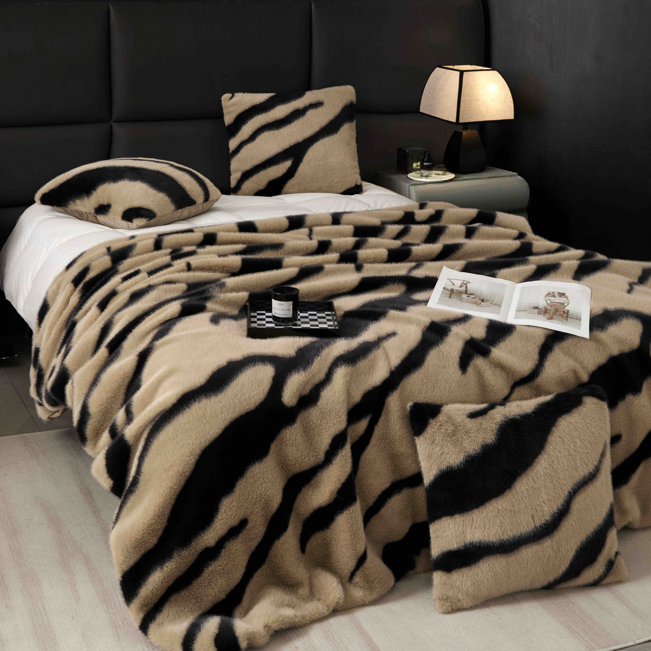 Patura de lux cu fermoar din blana artificala de nurca 200x230cm+2 fete de perna 50x50cm,bej cu negru, imprimeu cu leopard-F058 [9]