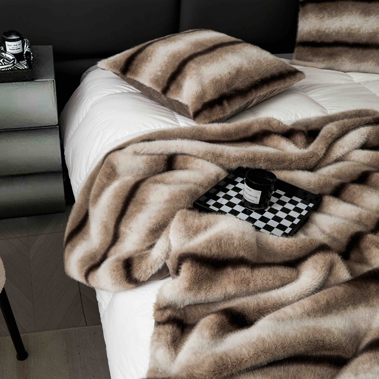 Patura de lux cu fermoar din blana artificala de nurca 200x230cm+2 fete de perna 50x50cm,bej cu negru, imprimeu cu dungi-F057 [7]