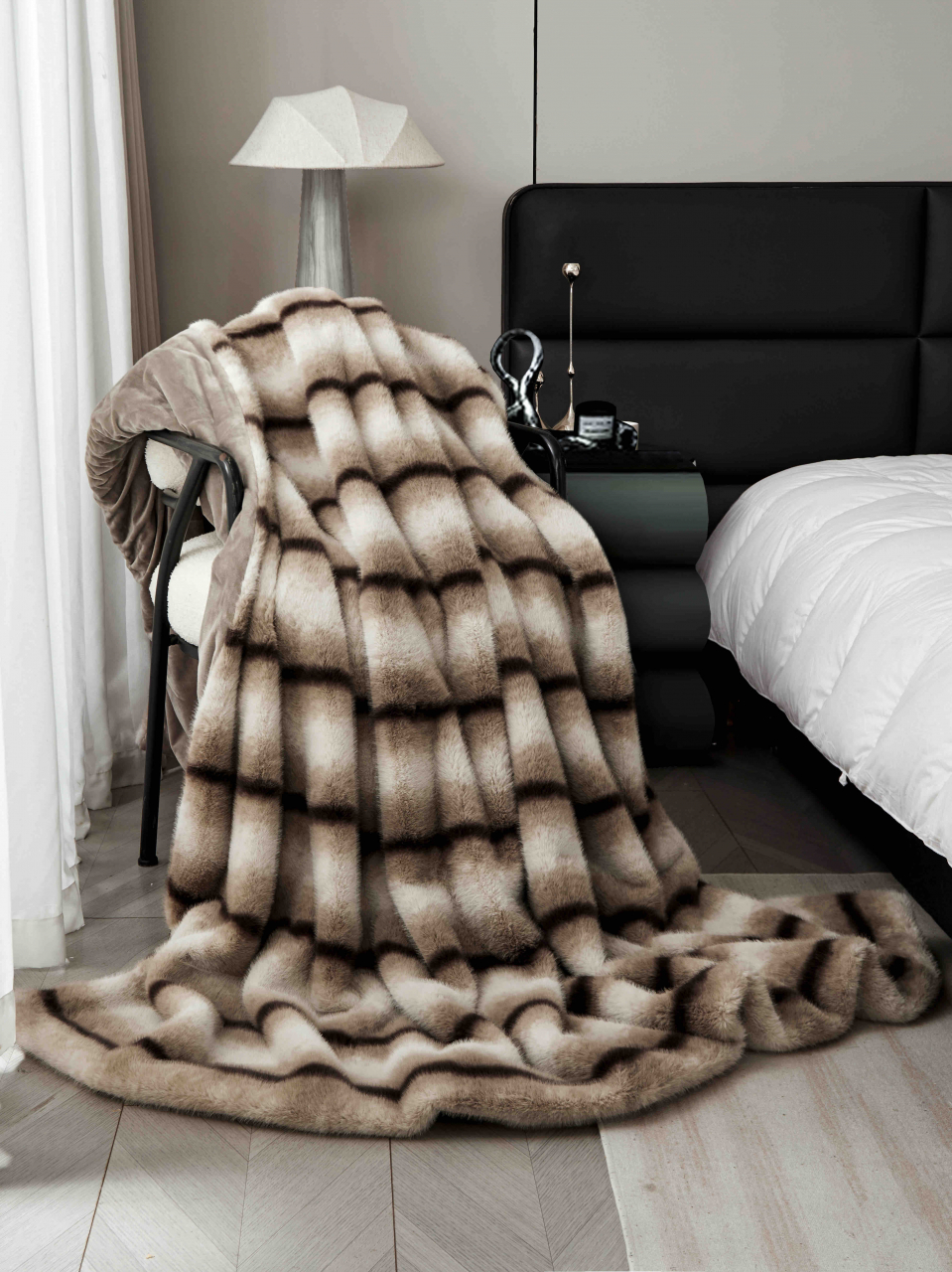 Patura de lux cu fermoar din blana artificala de nurca 200x230cm+2 fete de perna 50x50cm,bej cu negru, imprimeu cu dungi-F057 [3]