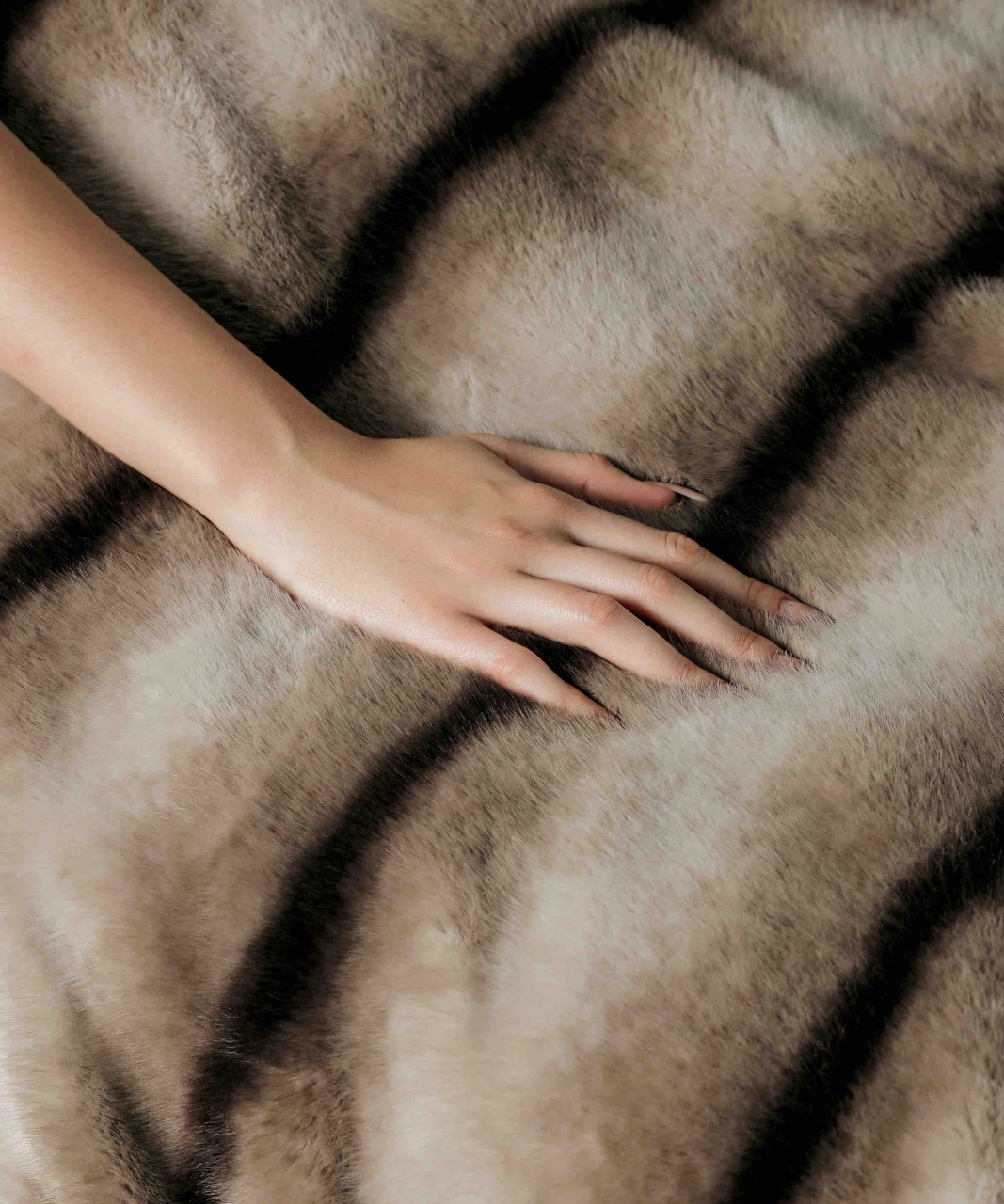 Patura de lux cu fermoar din blana artificala de nurca 200x230cm+2 fete de perna 50x50cm,bej cu negru, imprimeu cu dungi-F057 [8]