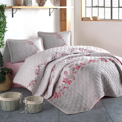 Cuverturi pat - Cuvertura pat 2 persoane matlasata reversibila 240x260 cm + 2 fete perna 50x70 cm, model floral bej cu roz-LORINDA