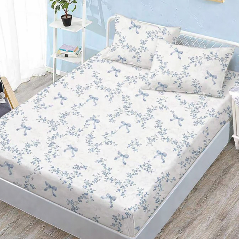 Huse de pat - Husa de pat finet alba cu flori albastre mici si model delicat + 2 fete perna cu elastic 160x200