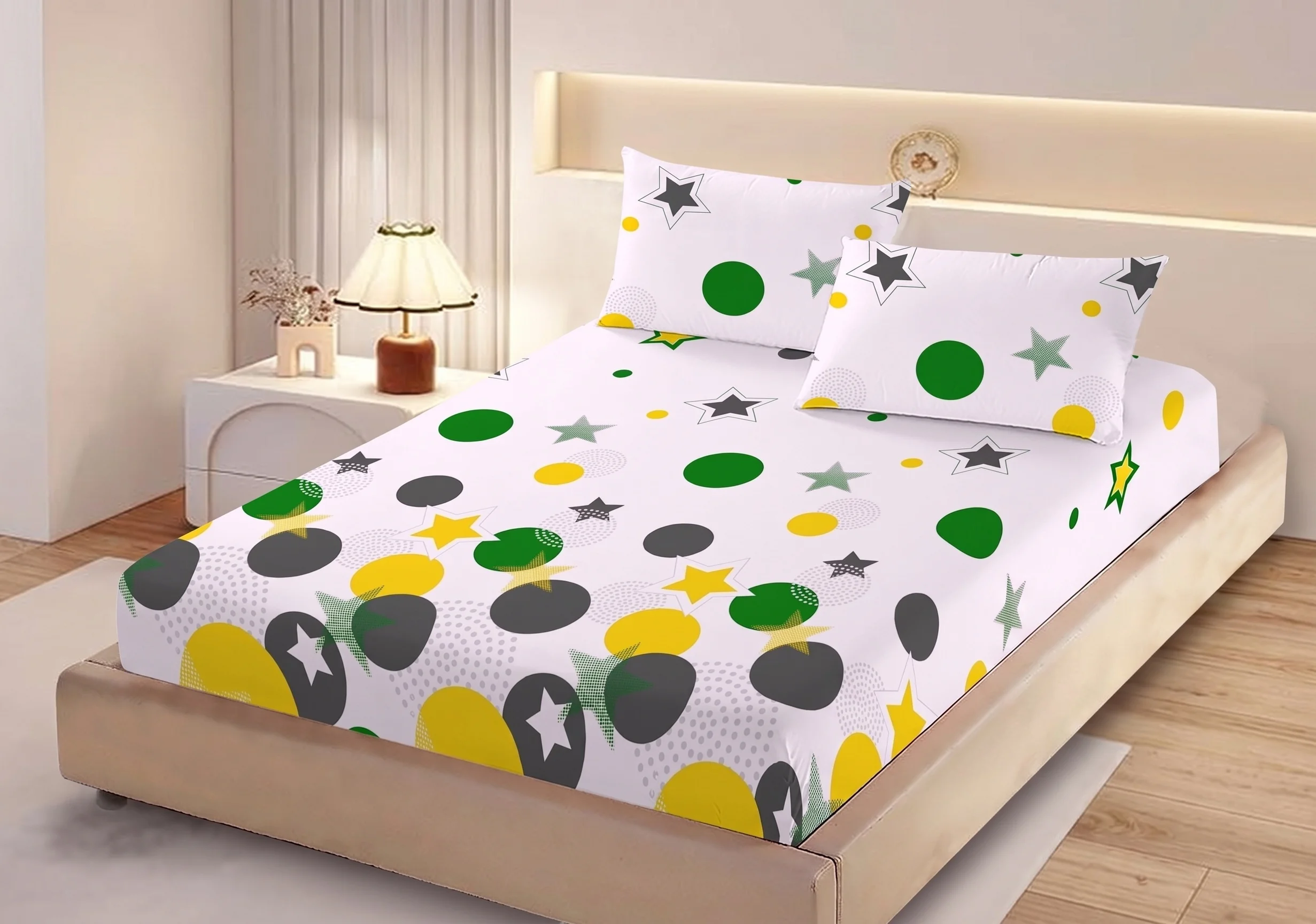Huse de pat - Husa de pat finet alba cu buline colorate si stelute + 2 fete perna cu elastic 160x200