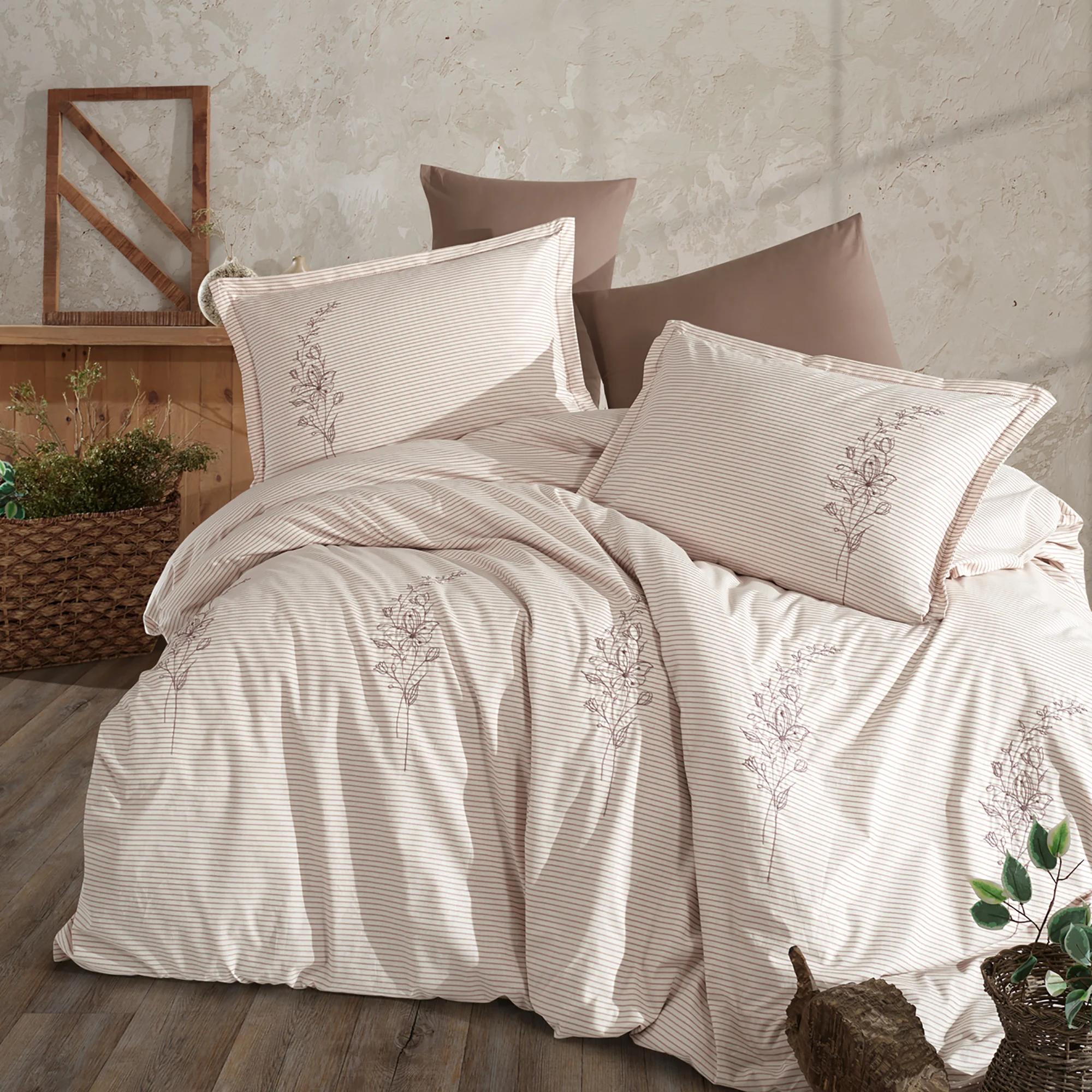Lenjerii de pat 200x220cm - Lenjerie de pat ranforce Butique King size, 4 piese, 100% bumbac ranforce, crem, imprimeu floral cu ramuri fine si dungi subtile, ETERNA