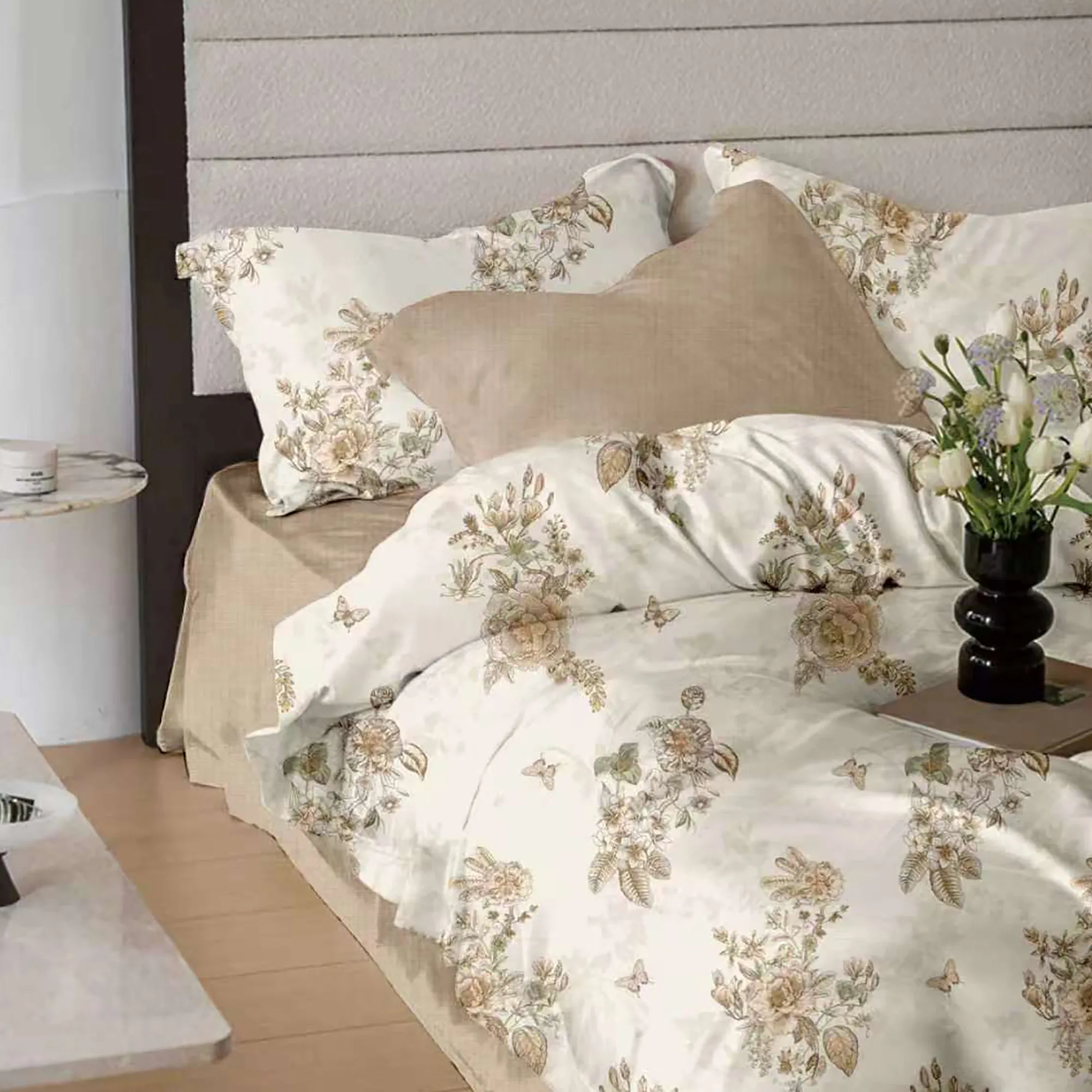 Lenjerii de pat - Lenjerie de pat bumbac finet bej cu buchete florale si fluturi si cearceaf de pat cu elastic