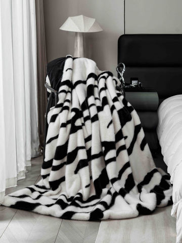 Patura de lux cu fermoar din blana artificala de nurca 200x230cm+2 fete de perna 50x50cm,alba cu negru-F053 [2]
