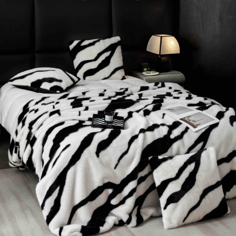 Patura de lux cu fermoar din blana artificala de nurca 200x230cm+2 fete de perna 50x50cm,alba cu negru-F053 [8]