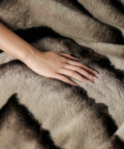Patura de lux cu fermoar din blana artificala de nurca 200x230cm+2 fete de perna 50x50cm,maro cu negru-F054 [7]