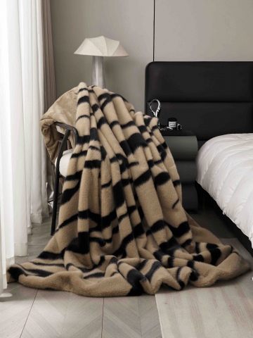 Patura de lux cu fermoar din blana artificala de nurca 200x230cm+2 fete de perna 50x50cm,bej cu negru, imprimeu cu leopard-F058 [2]