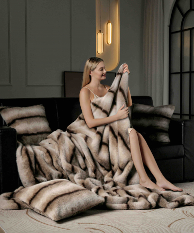 Patura de lux cu fermoar din blana artificala de nurca 200x230cm+2 fete de perna 50x50cm,bej cu negru, imprimeu cu dungi-F057 [5]