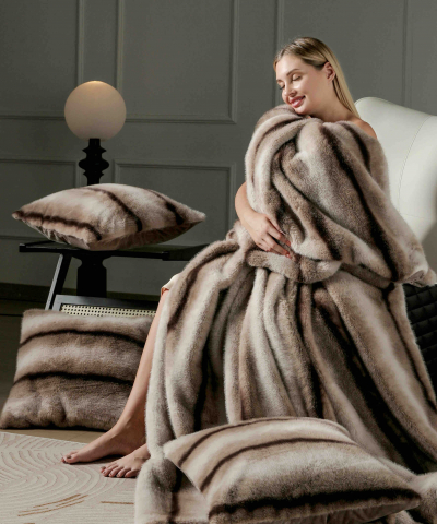 Patura de lux cu fermoar din blana artificala de nurca 200x230cm+2 fete de perna 50x50cm,bej cu negru, imprimeu cu dungi-F057 [3]