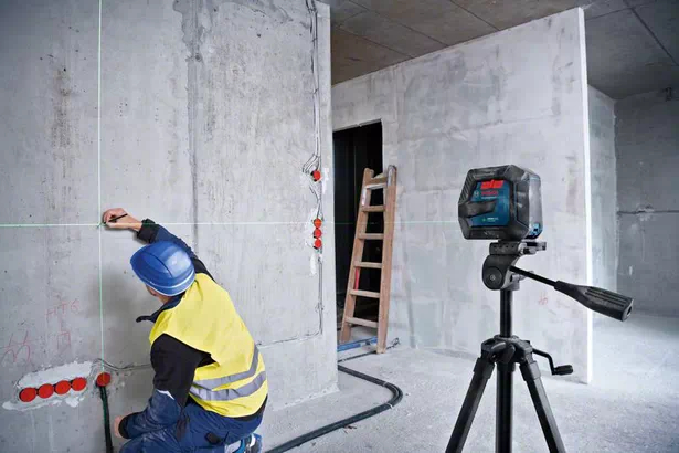 Bosch GLL 2-15 G + LB 10 + BT 150 Nivela laser cu linii verzi (15 m) + Suport universal + Trepied [3]