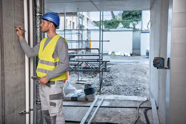 Bosch GLL 2-15 G + LB 10 + DK 10 Nivela laser cu linii verzi (15 m) + Suport universal + Clema de prindere pe tavan + Valiza [3]