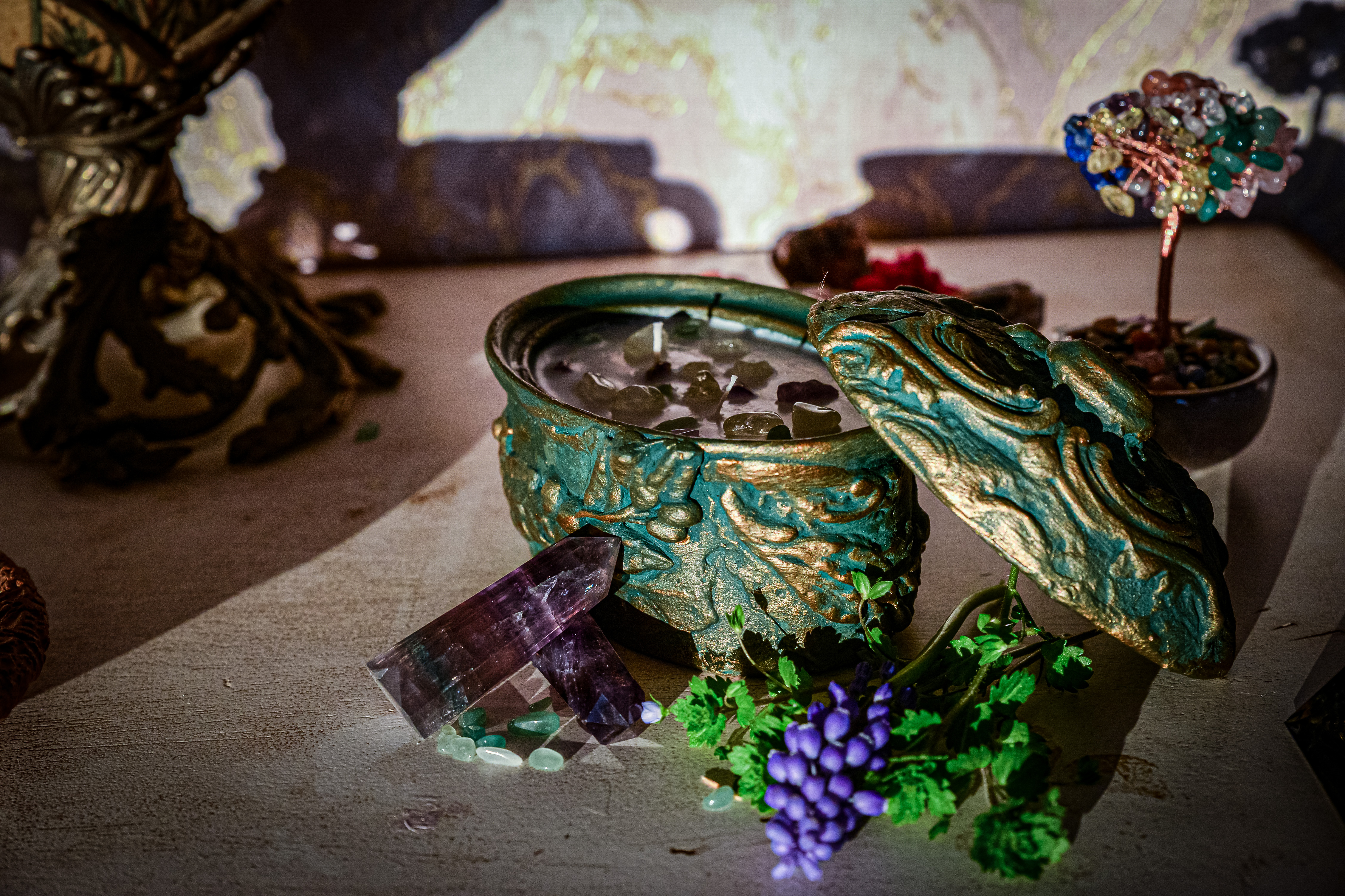 Magia Lumânărilor Handmade cu Cristale: Eleganță, Putere, Bucurie pentru Suflet și Spațiu