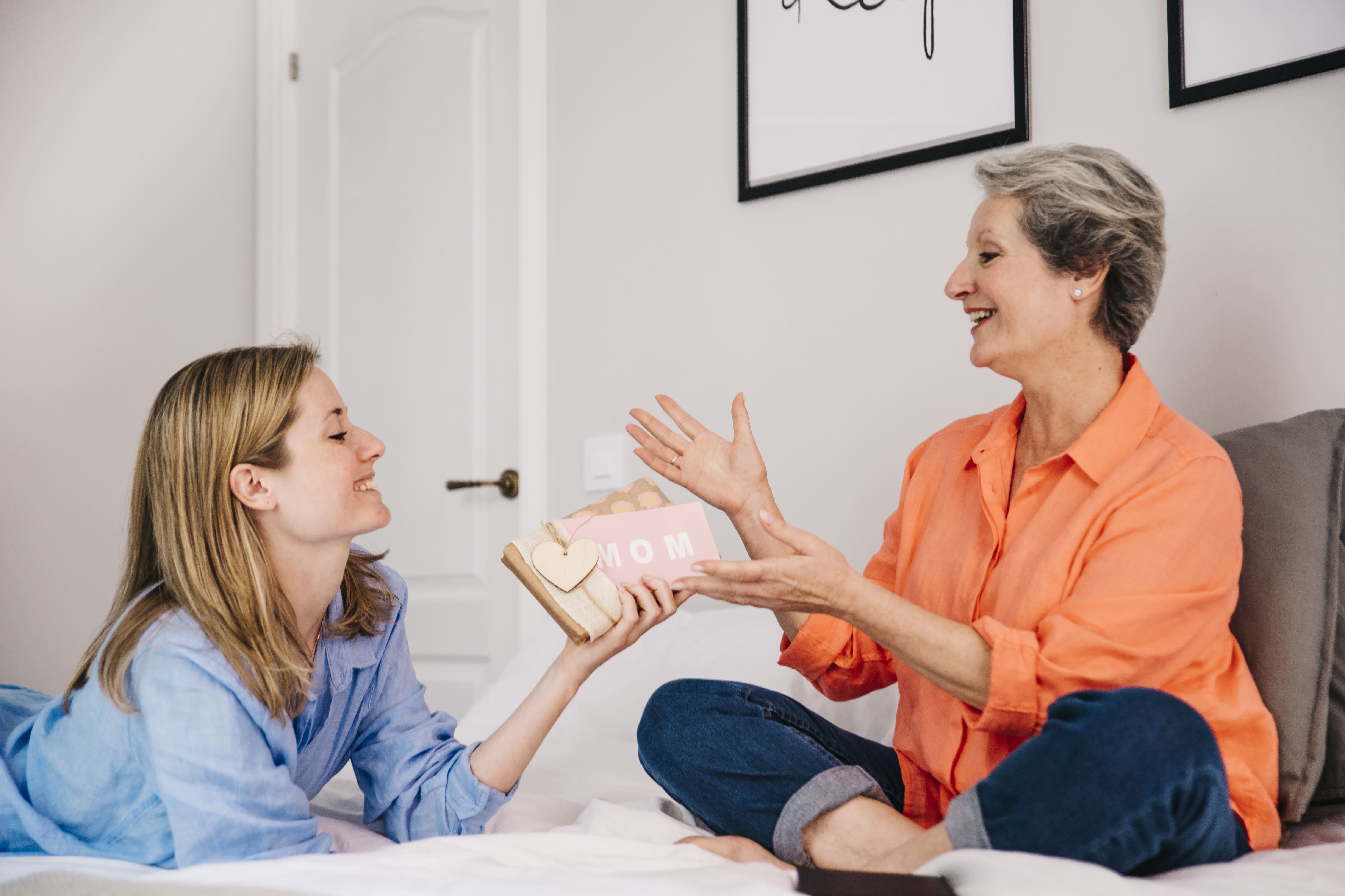 Idei de cadouri pentru mama de ziua ei: Cum să alegi darul perfect