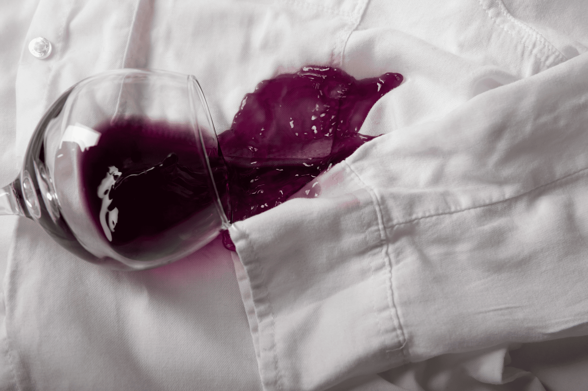 Cu Ce Se Scot Petele de Vin Roșu de pe Haine: Tips & Tricks