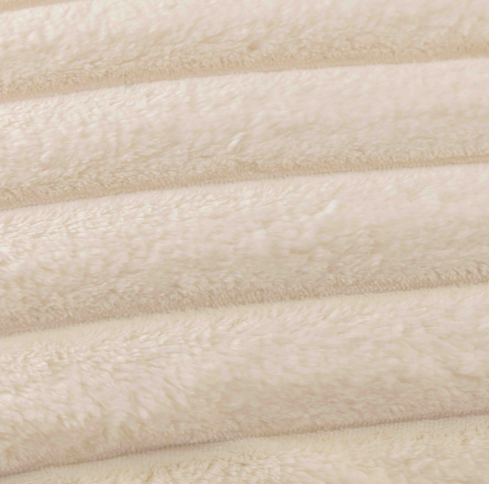Lenjerie de pat Cocolino reiata crem, 4 piese, cu elastic si dungi groase, prezentata pe pat [4]