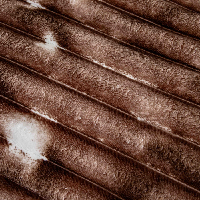 Lenjerie de pat Cocolino reiata maro degrade, 4 piese, cu elastic si dungi groase, prezentata pe pat [4]