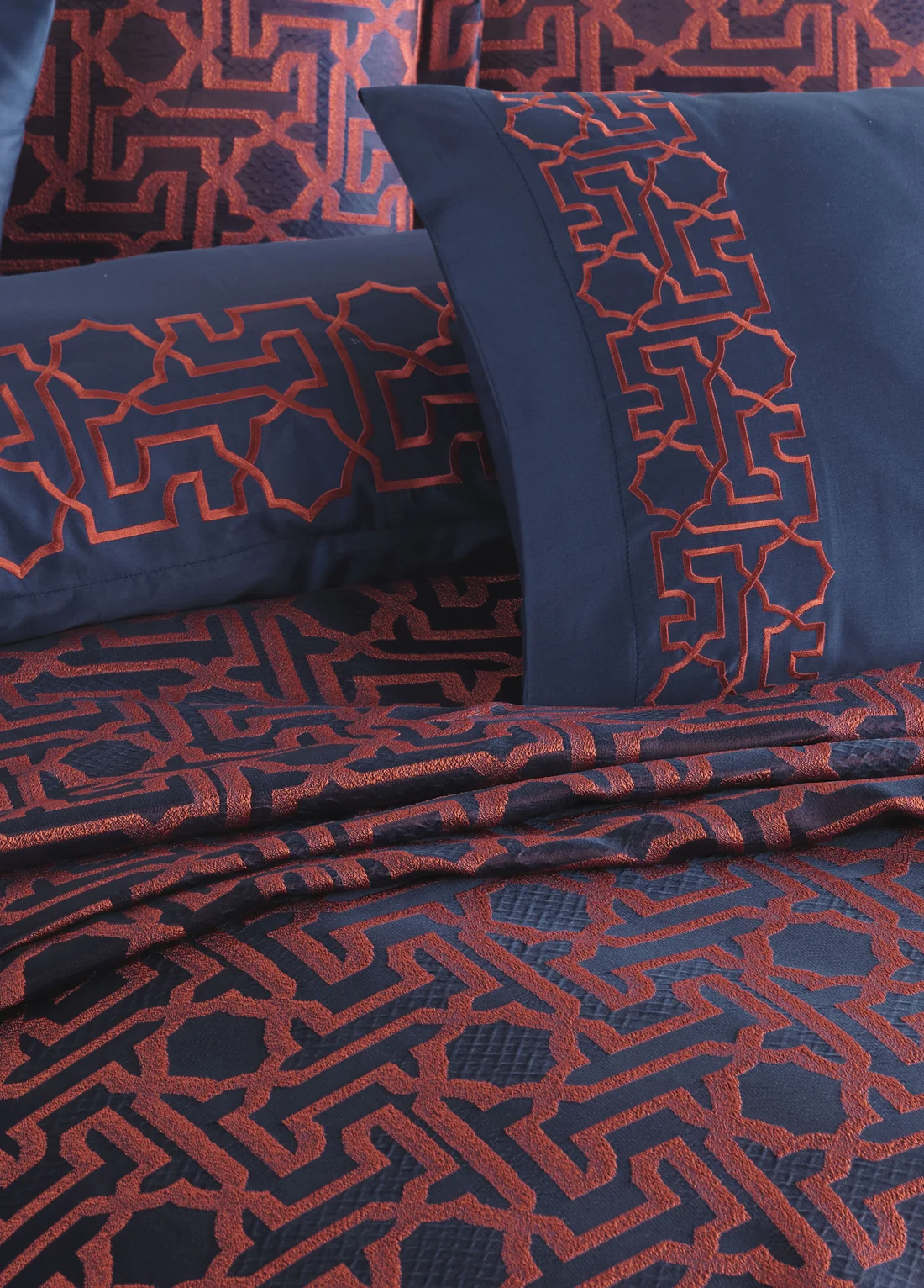 dantela-vita-set-lenjerie-de-pat-si-cuvertura-pat-2-persoane-bumbac~casimi~p1 [4]