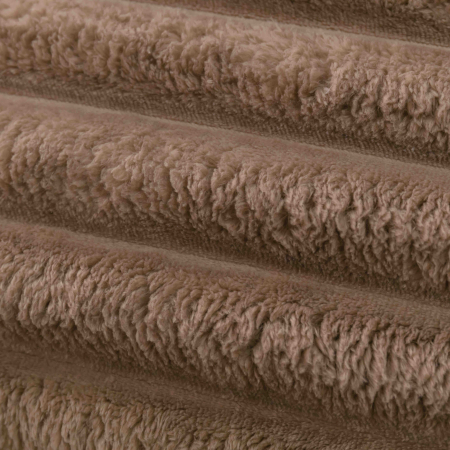 Lenjerie de pat Cocolino reiata maro, 4 piese, cu elastic si dungi groase, prezentata pe pat [3]
