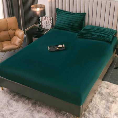 Lenjerie de pat Cocolino reiata verde inchis, 4 piese, cu elastic si dungi groase, prezentata pe pat [4]