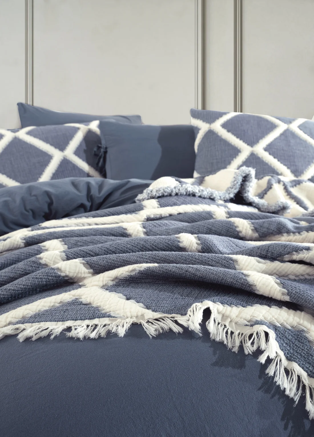 dantela-vita-set-lenjerie-de-pat-si-cuvertura-pat-2-persoane-bumbac~casimi~p1 [5]