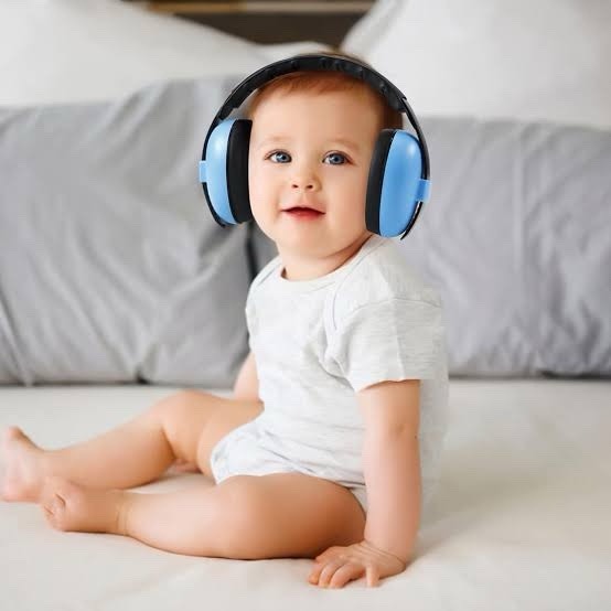imagine cu bebe cu casti antifonice albastre de la banz