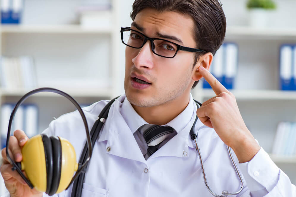 medic specialist cu casti antifonice in mana si cu o mana spre ureche