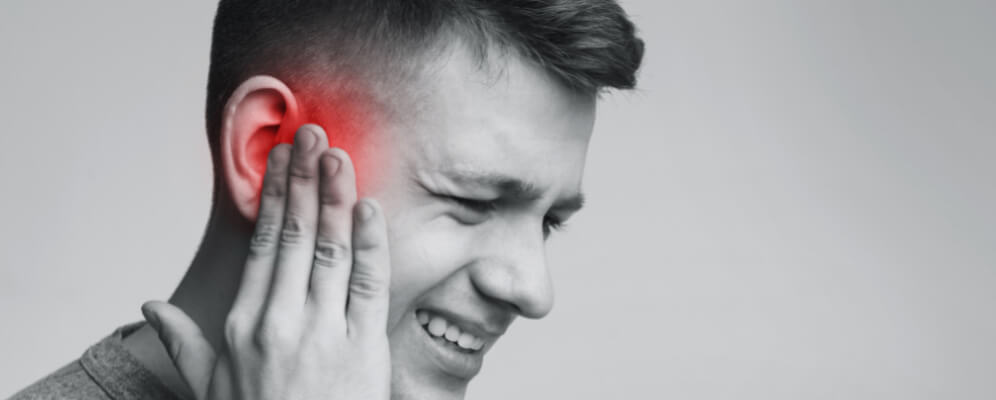 barbat cu mana la ureche, pare ca il doare urechea