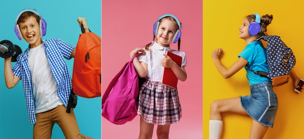 copii fericiti cu casti antifonice