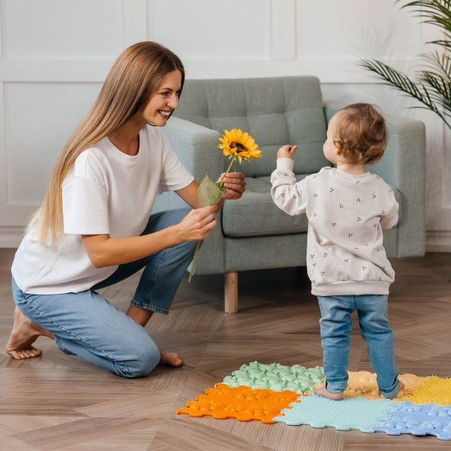 Covoras masaj tip puzzle, 8 piese cu texturi variate – First Steps [5]