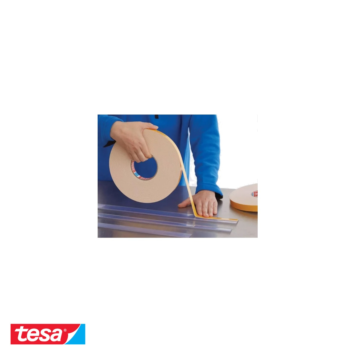 Banda dublu adeziva buretata Tesa 4957, rezistenta UV si apa, pentru fixare exterioara si interioara, 19 mm x 25 m [4]