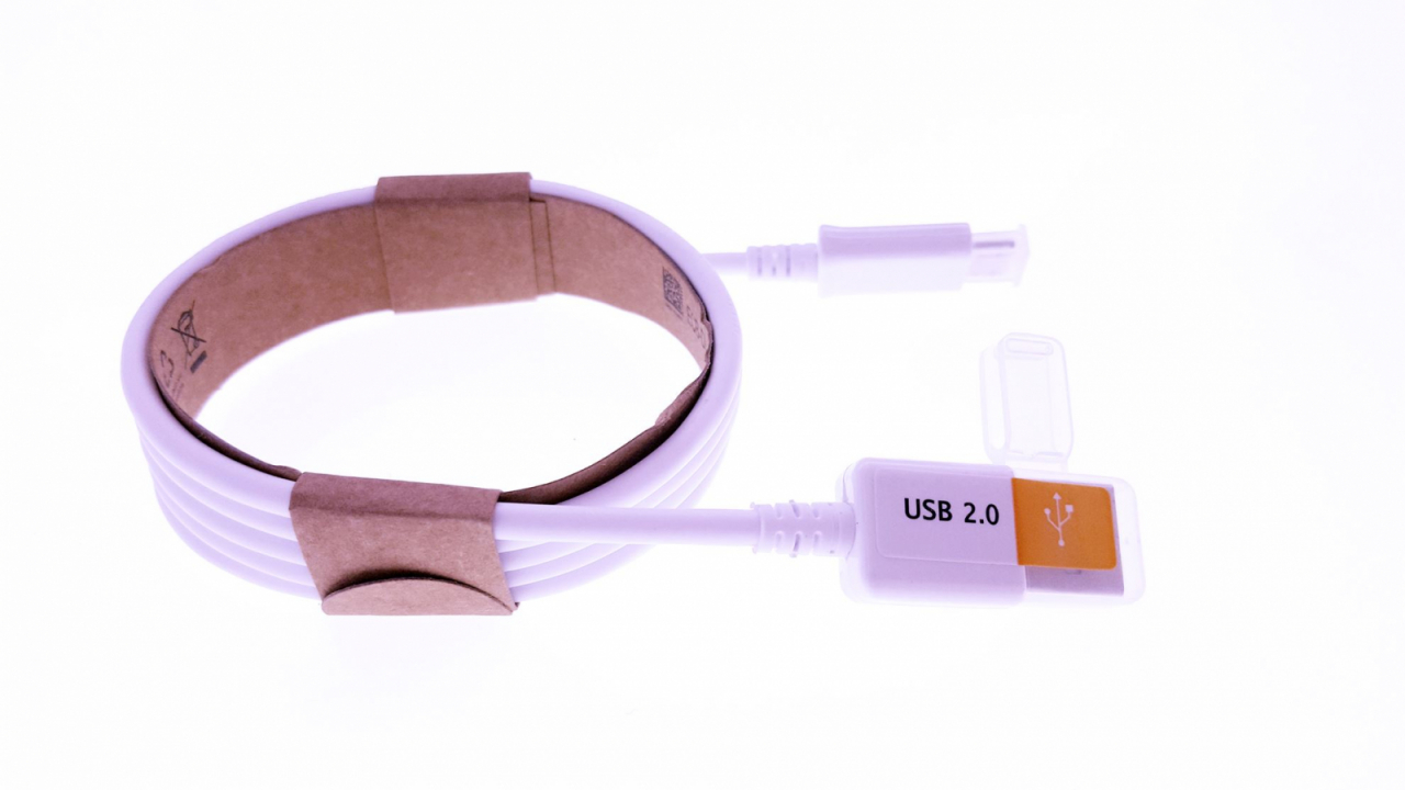 Cablu usb - microusb 1m cu capac anti-praf si clema de agatare white [6]