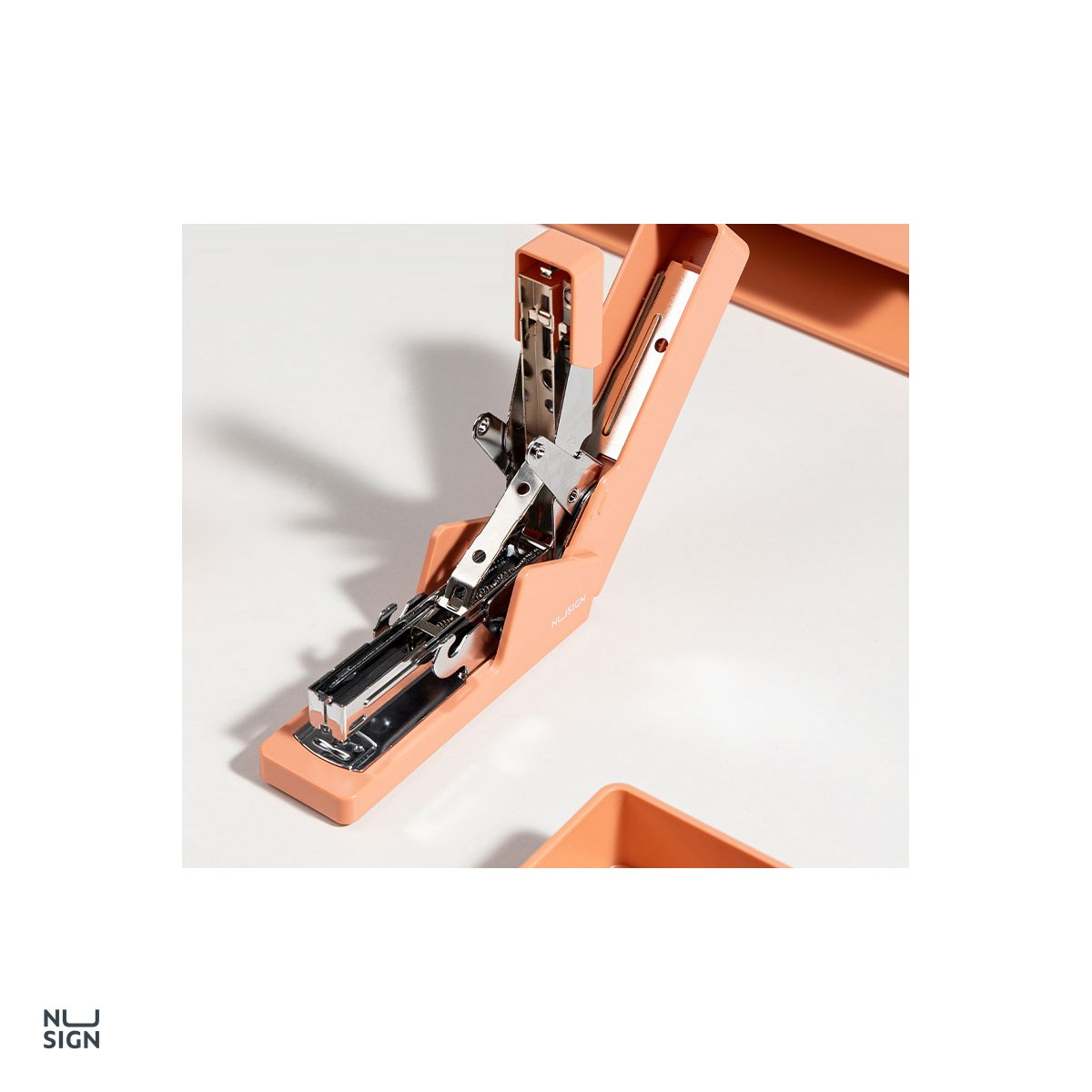 Capsator 25 coli 26/6 corp metal 081, Nusign, cu baza antiderapanta, pentru capse 24/6, roz [5]